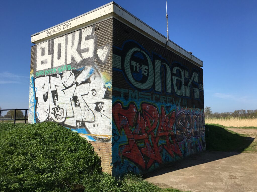 Anti graffiti muurschildering gemaal Waterschap Vechtromen - MANS UE (2)